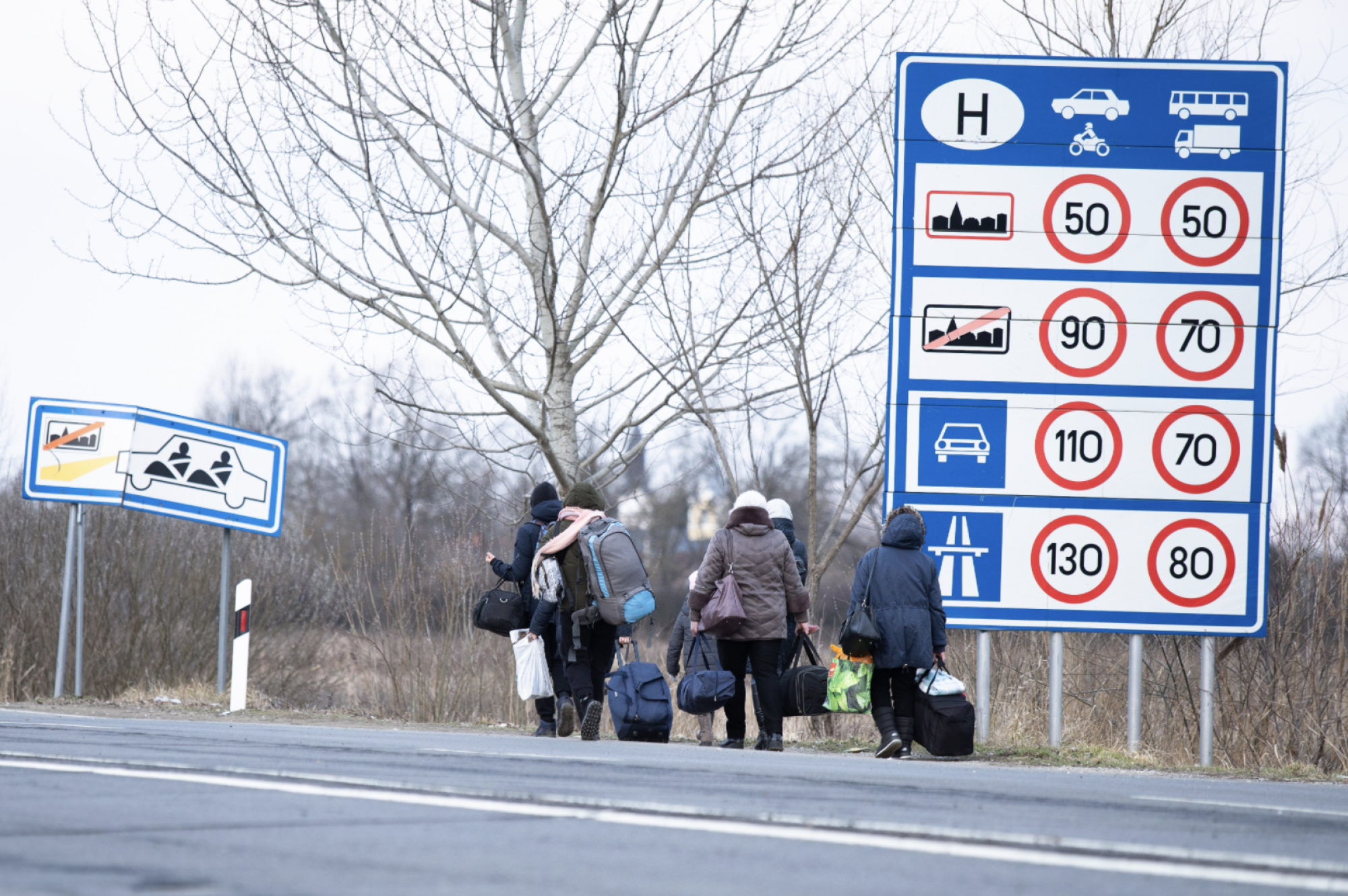 Ukrainian families flee the war across the Hungarian border to a peaceful area.