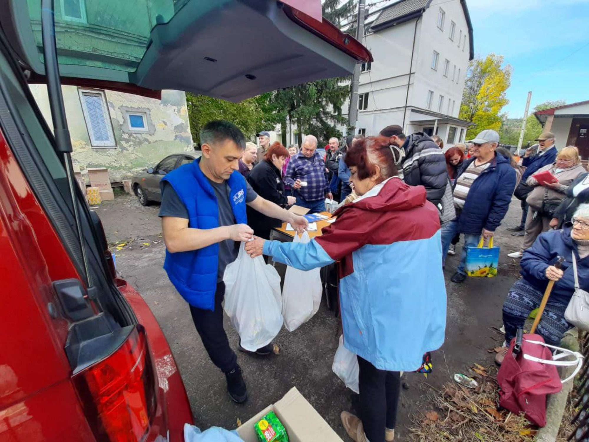 JRS staff on the ground distributing food supplies to the refugee community in Ukraine.