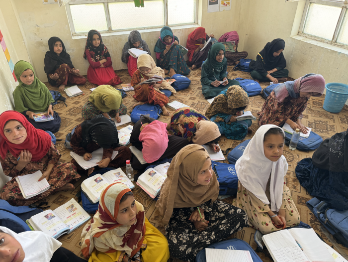 回復と復興：タリバンの復帰から3年、アフガニスタンのコミュニティを支援する